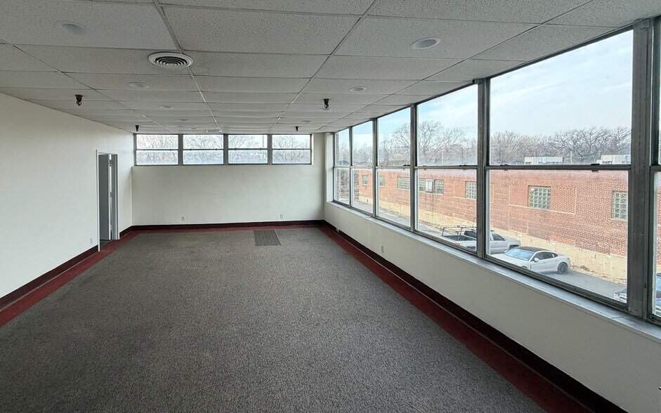 More Photos Of 150 N Macquesten Pky, Mount Vernon Warehouse For Lease