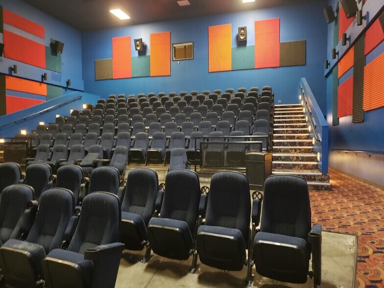 More Photos Of 3330 W Roosevelt Rd, Chicago Movie Theatre For Lease