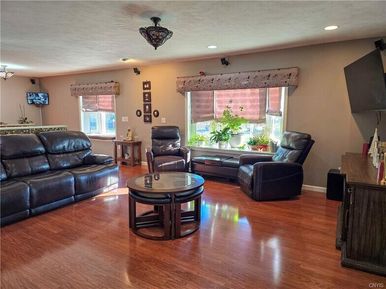 More Photos Of 337 N Peterboro St, Canastota Flex For Sale