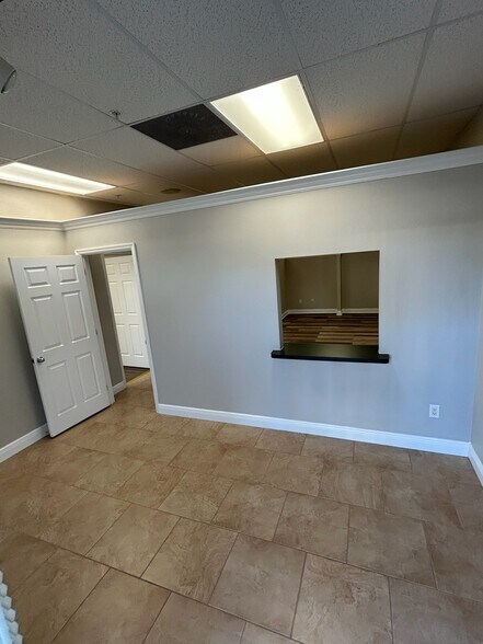 More Photos Of 375 Commercial Ct, Venice Office For Lease