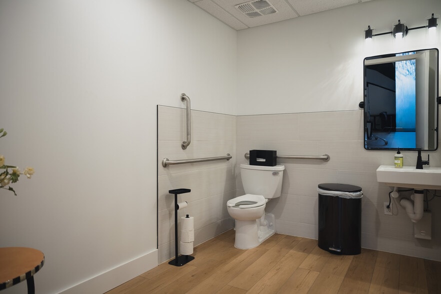 More Photos Of 4430 W Jonathan Moore Pike, Columbus Office Residential For Lease