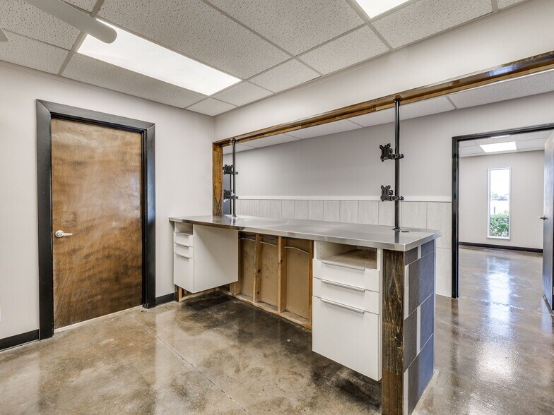 More Photos Of 9906 E 55th Pl, Tulsa Distribution For Sale