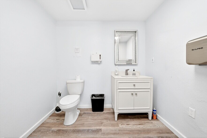 More Photos Of 201 N Bois D Arc St, Forney Storefront For Sale