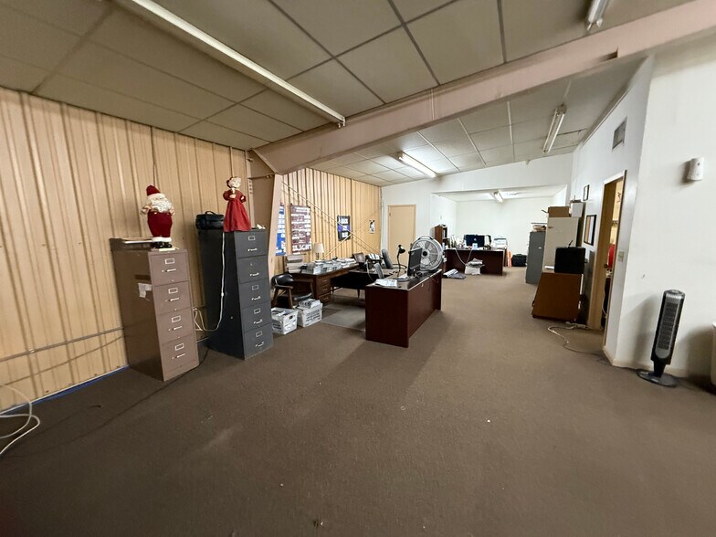 More Photos Of 306 N Wells St, Edna Office For Sale
