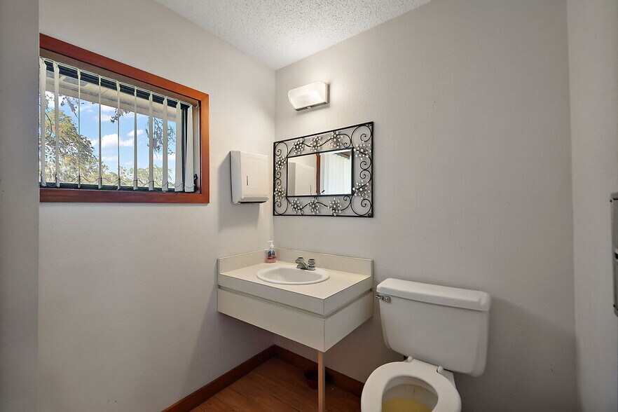 More Photos Of 708 Lee St, Leesburg Office For Sale