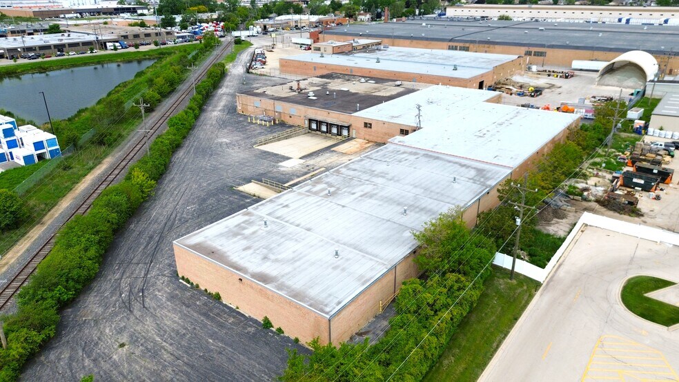 More Photos Of 2021 West St, River Grove Warehouse For Lease