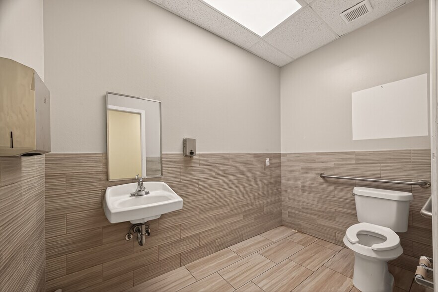 More Photos Of 2223 Dorrington St, Houston Medical For Lease