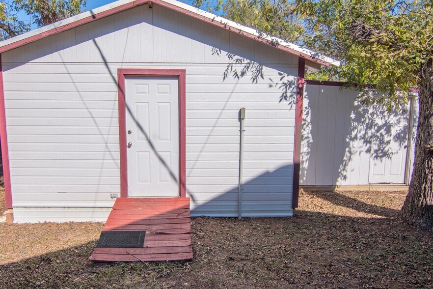 More Photos Of 2208 Austin Ave, Brownwood Flex For Sale