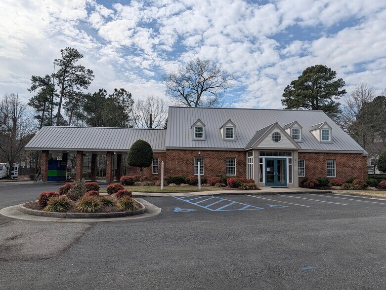 Primary Photo Of 201 Kiln Creek Pky, Yorktown Bank For Sale
