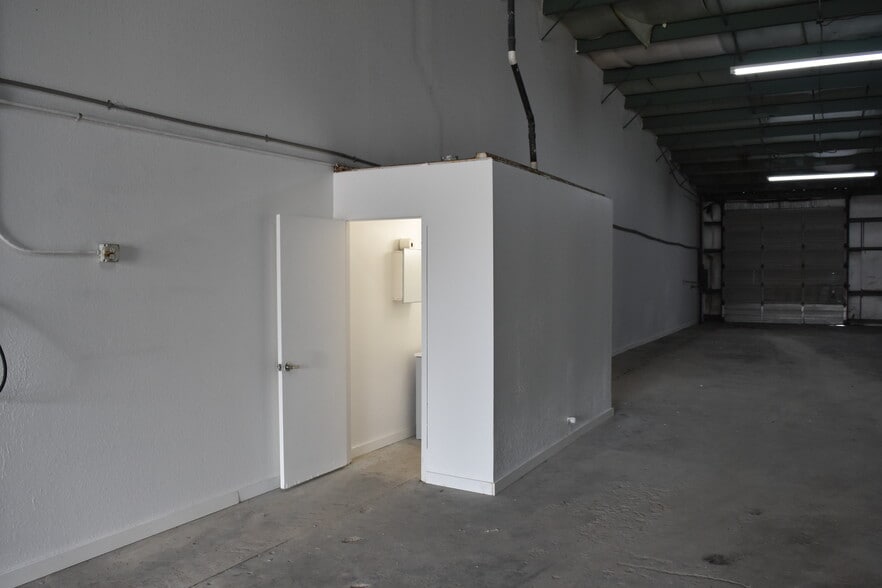 More Photos Of 12295 Automobile Blvd, Clearwater Warehouse For Lease