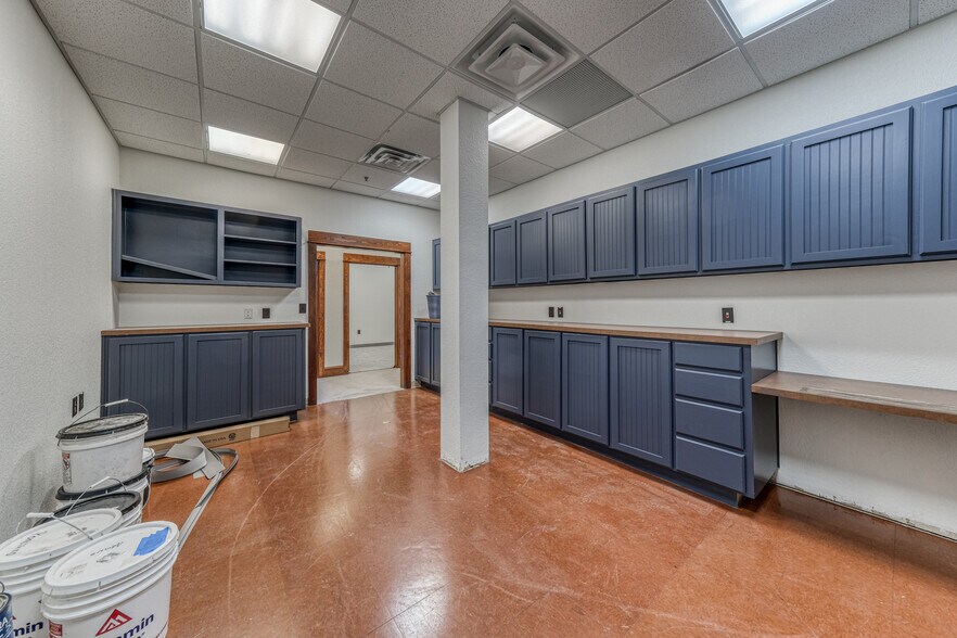 More Photos Of 1916 Martin Dr, Weatherford Office For Lease