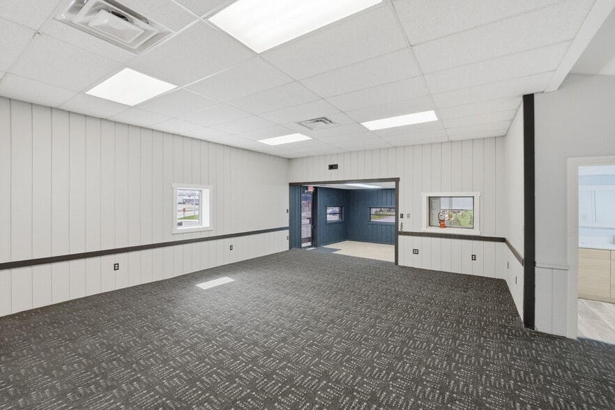 More Photos Of 546 Brehl Ave, Columbus Showroom For Lease