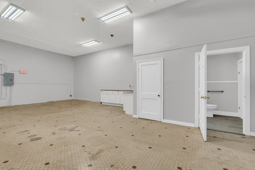 More Photos Of 423 Main St, Columbus Storefront Retail Residential For Lease