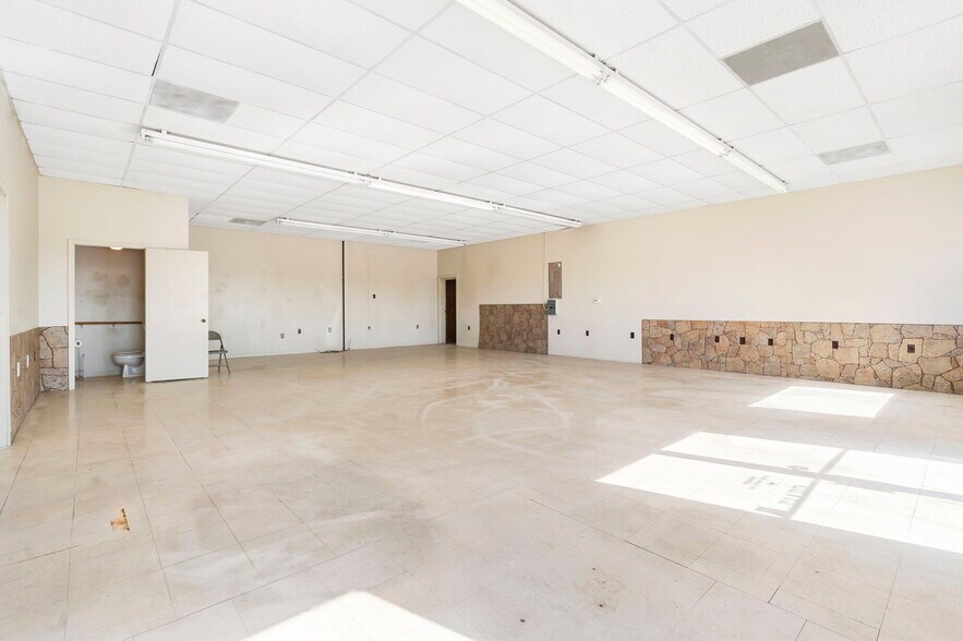 More Photos Of 203 South St, Ozark Auto Dealership For Sale