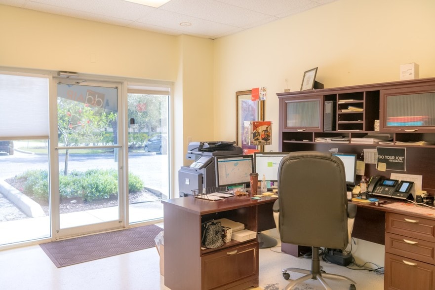 More Photos Of 1550-1582 Global Ct, Sarasota Light Manufacturing For Sale