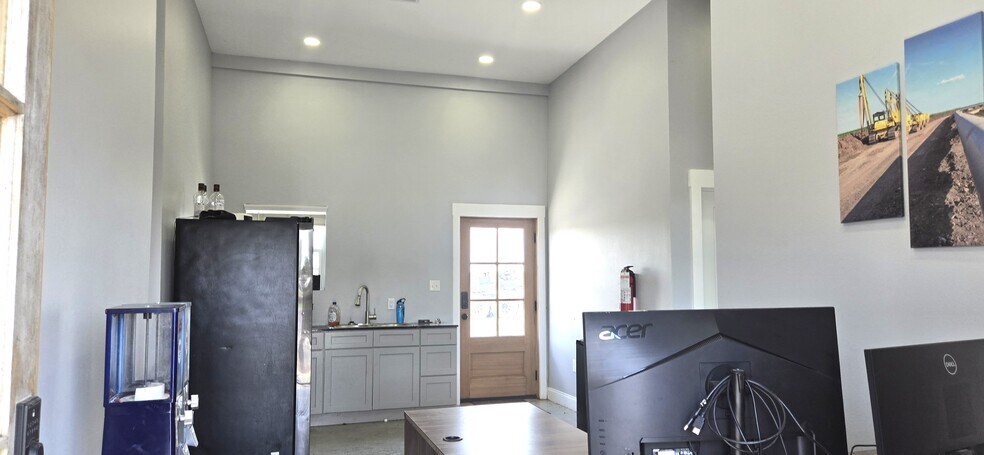 More Photos Of 21360 N Frontage Rd, Iowa Office Residential For Lease