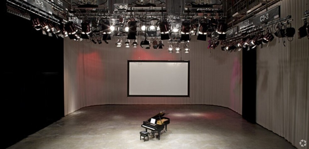 More Photos Of 700-750 Hamilton St, Vancouver Radio TVTransmission Facilities For Lease