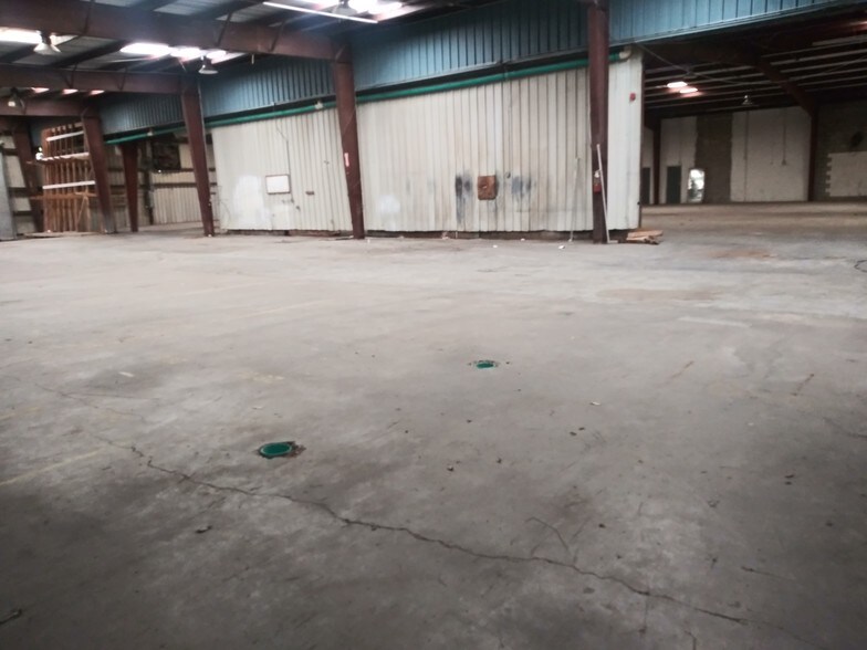 More Photos Of 5017 N Coolidge Dr, Tampa Warehouse For Lease