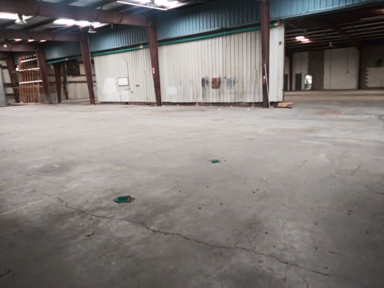 More Photos Of 5017 N Coolidge Dr, Tampa Warehouse For Sale