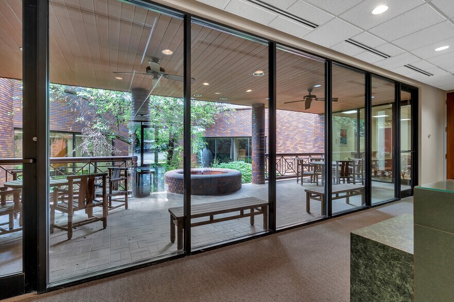 More Photos Of 400 W Houston St, Marshall Office For Sale