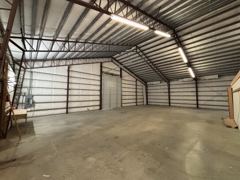 More Photos Of 1310 N Kelly Ave, Nixa Warehouse For Lease