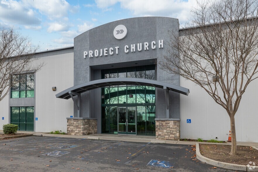 More Photos Of 6528 44th St, Sacramento Showroom For Lease