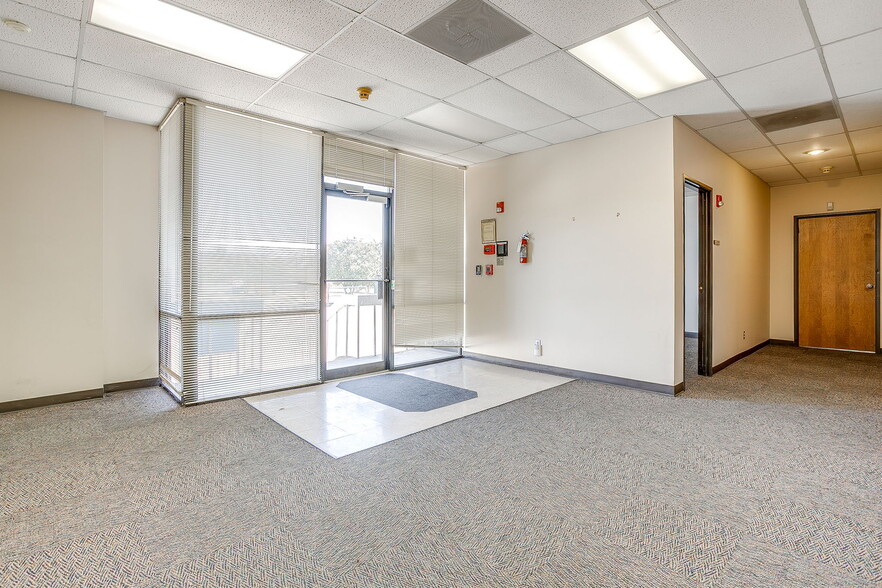 More Photos Of 4929 Northeast Pky, Fort Worth Distribution For Lease