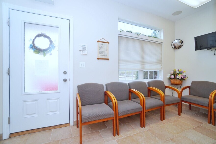 More Photos Of 1562 Drumgoole Rd E, Staten Island Medical For Sale