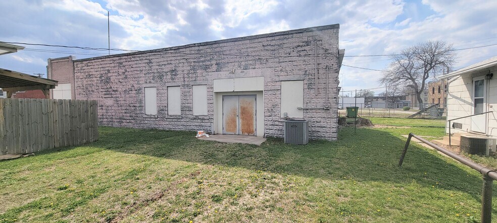 More Photos Of 118 E Jackson Ave, Iola General Retail For Sale