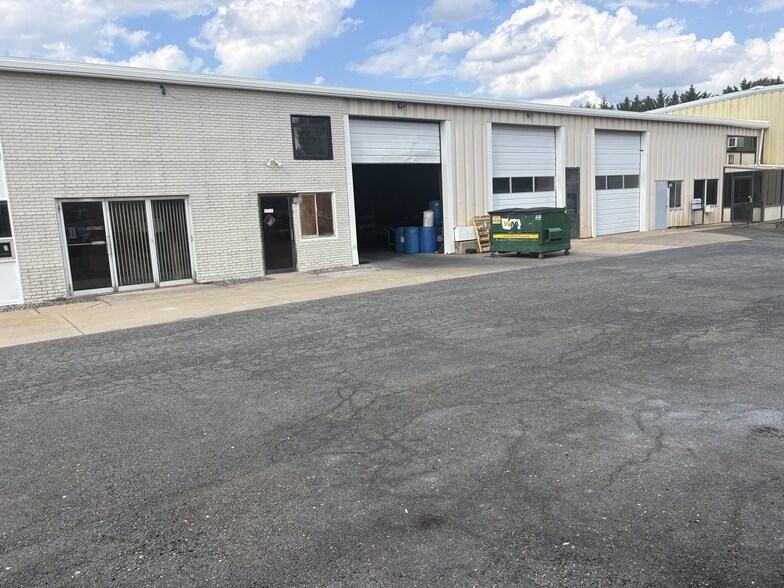 More Photos Of 3141 Draper Dr, Fairfax Warehouse For Lease