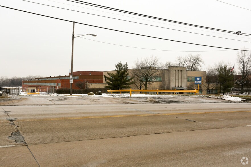 More Photos Of 4444 Lee Rd, Cleveland Warehouse For Lease