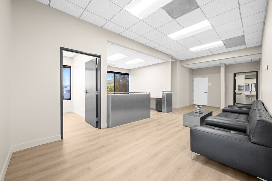 More Photos Of 24011 Ventura Blvd, Calabasas Medical For Lease