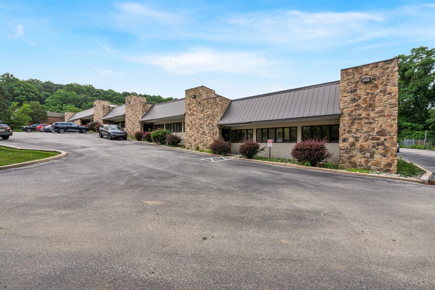 Primary Photo Of 37 Industrial Blvd, Paoli Light Manufacturing For Sale