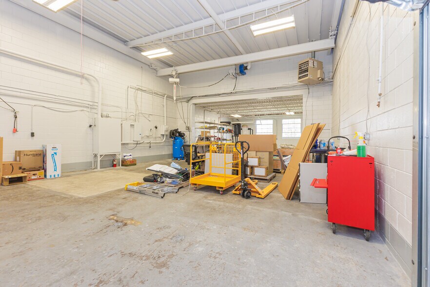 More Photos Of 5513 N Oxford St, Indianapolis Showroom For Lease