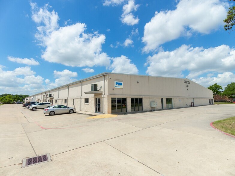 More Photos Of 220 Barren Springs Dr, Houston Warehouse For Lease