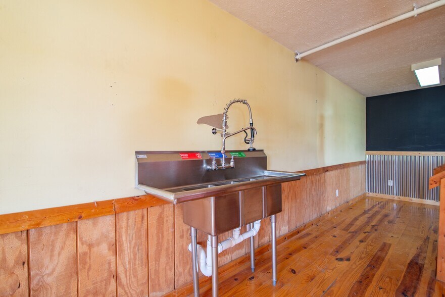 More Photos Of 641 Highland Ave, Vine Grove Freestanding For Sale