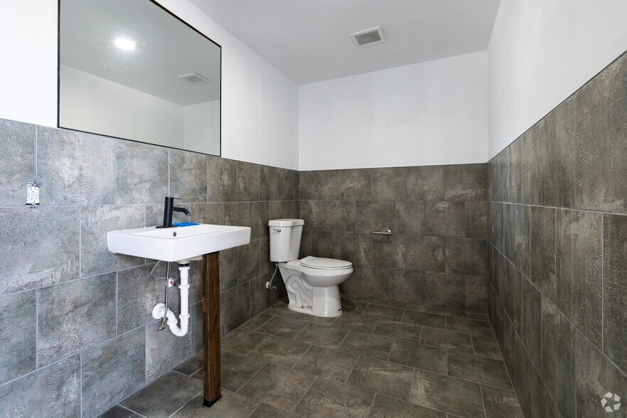 More Photos Of 130 Mitchell Rd, Houston Unknown For Lease