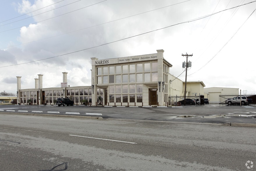 More Photos Of 4818 E IH-10, San Antonio Warehouse For Lease