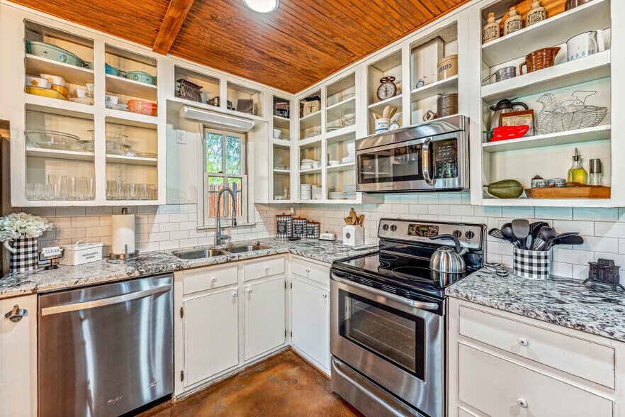 More Photos Of 703 Spring St, Granbury Lodge Meeting Hall For Sale