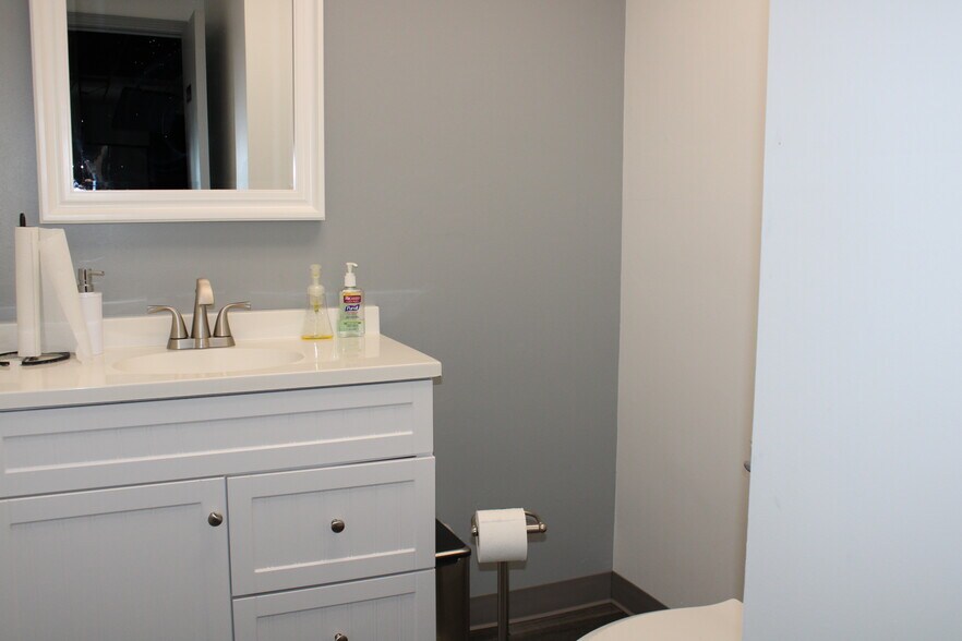 More Photos Of 1070 Windsor Rd, Terre Haute Office For Lease