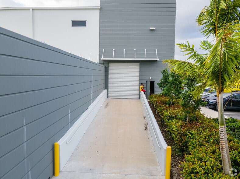 More Photos Of 3303 SW 12th Ave, Fort Lauderdale Unknown For Lease