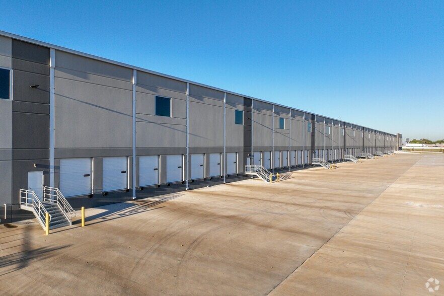 More Photos Of 200 Dalport Pky, Wilmer Warehouse For Lease