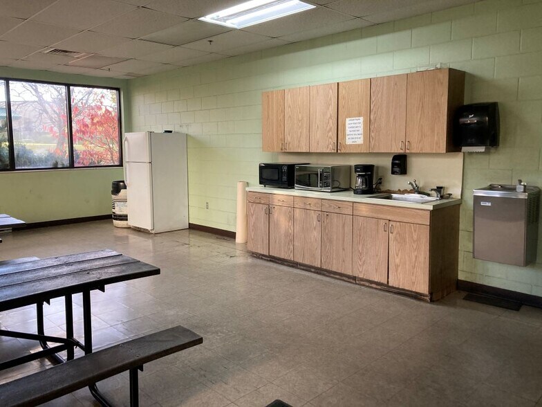 More Photos Of 1621 Keane Dr, Traverse City Manufacturing For Sale