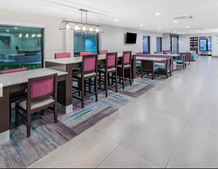 More Photos Of 6790 Southwest Fwy, Houston Hotel For Sale
