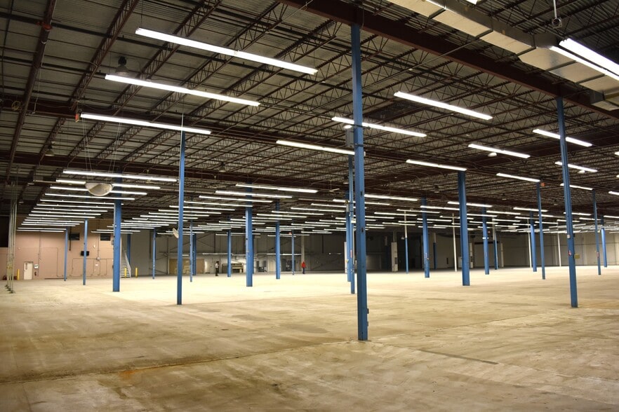 More Photos Of 2400 118th Ave N, Saint Petersburg Manufacturing For Sale