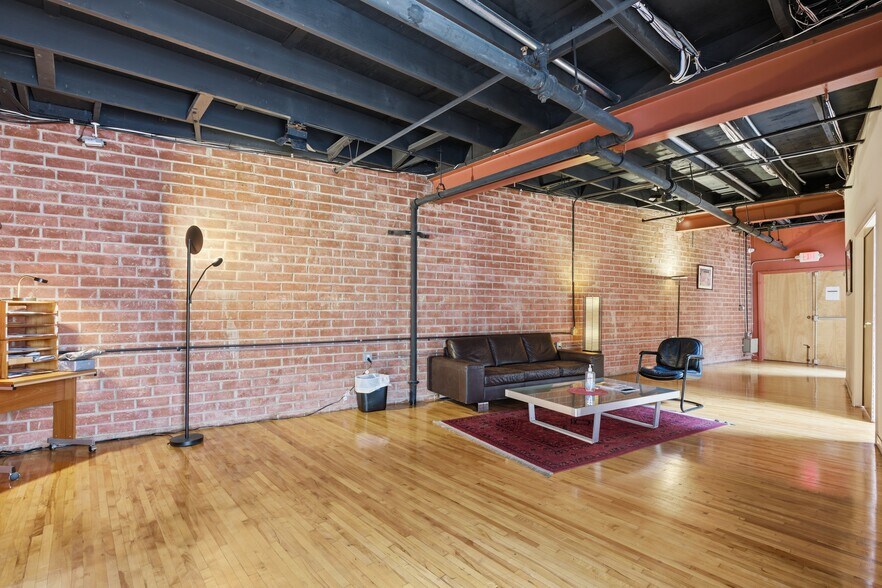 More Photos Of 5401 W Alvern Cir, Los Angeles Office Residential For Lease