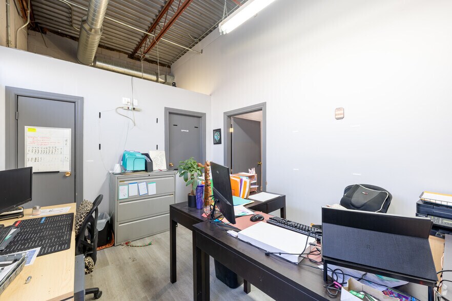 More Photos Of 1247 36th Ave NE, Calgary Warehouse For Lease