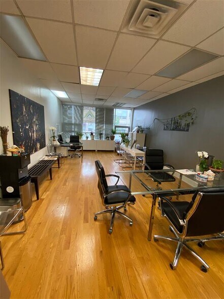 More Photos Of 3189 Steinway St, Astoria Storefront Retail Office For Lease