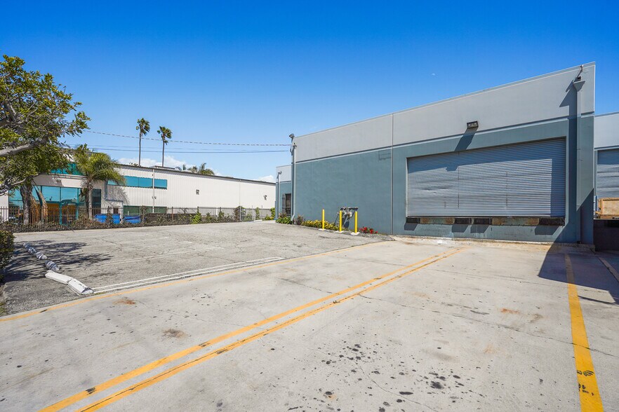 More Photos Of 8320-8400 Isis Ave, Los Angeles Warehouse For Lease