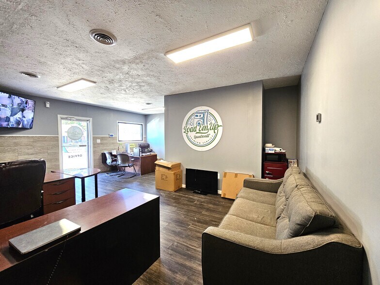 More Photos Of 512 W Egyptian Ave, Christopher Bar For Sale